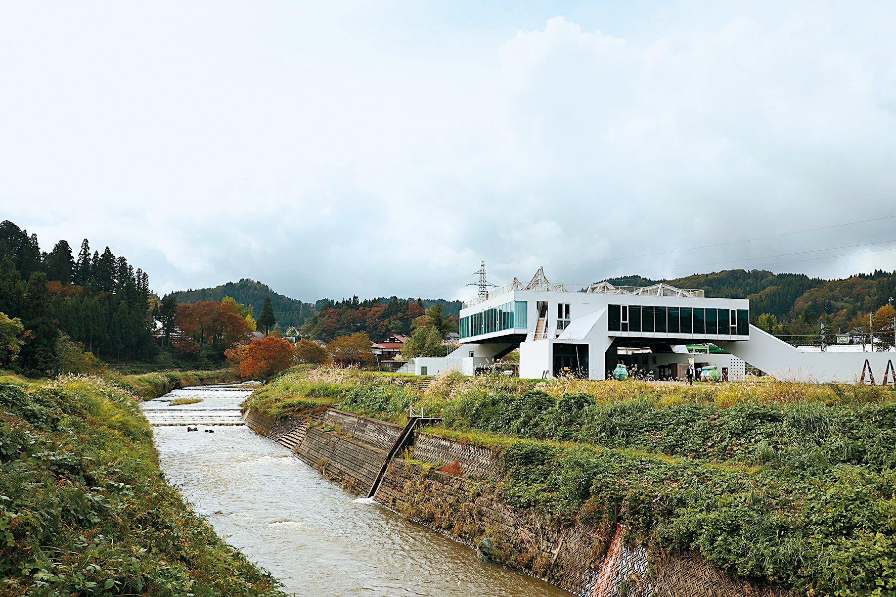 位在松代澀海川旁的「農舞台」，是一座遼闊的田野美術館。