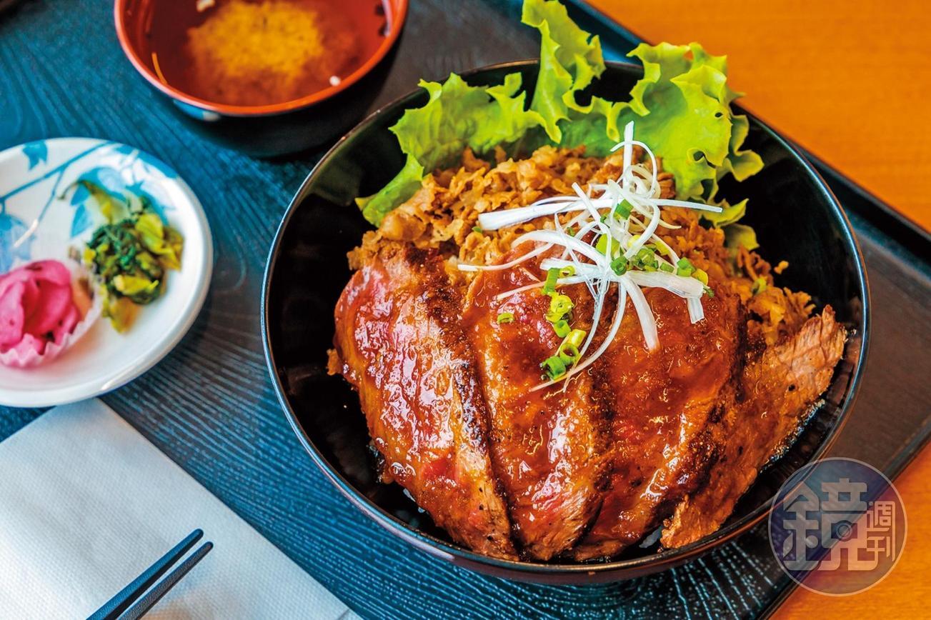 米澤琥珀堂的「米澤牛肉燒肉雙拼」鮮嫩美味。(2,500日圓/份,約NT$708)