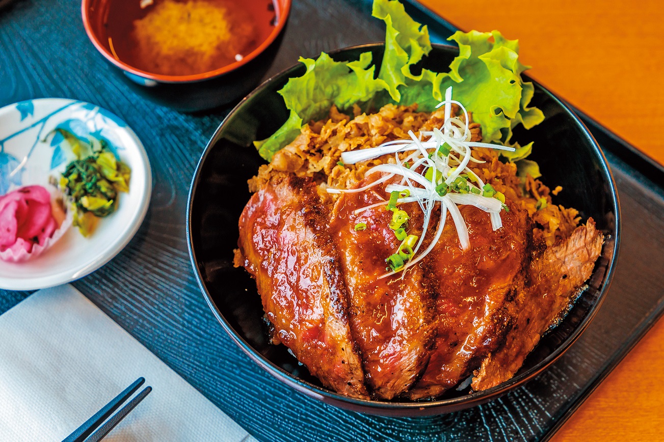 米澤琥珀堂的「米澤牛肉燒肉雙拼」鮮嫩美味。（2,500日圓／份，約NT$708）