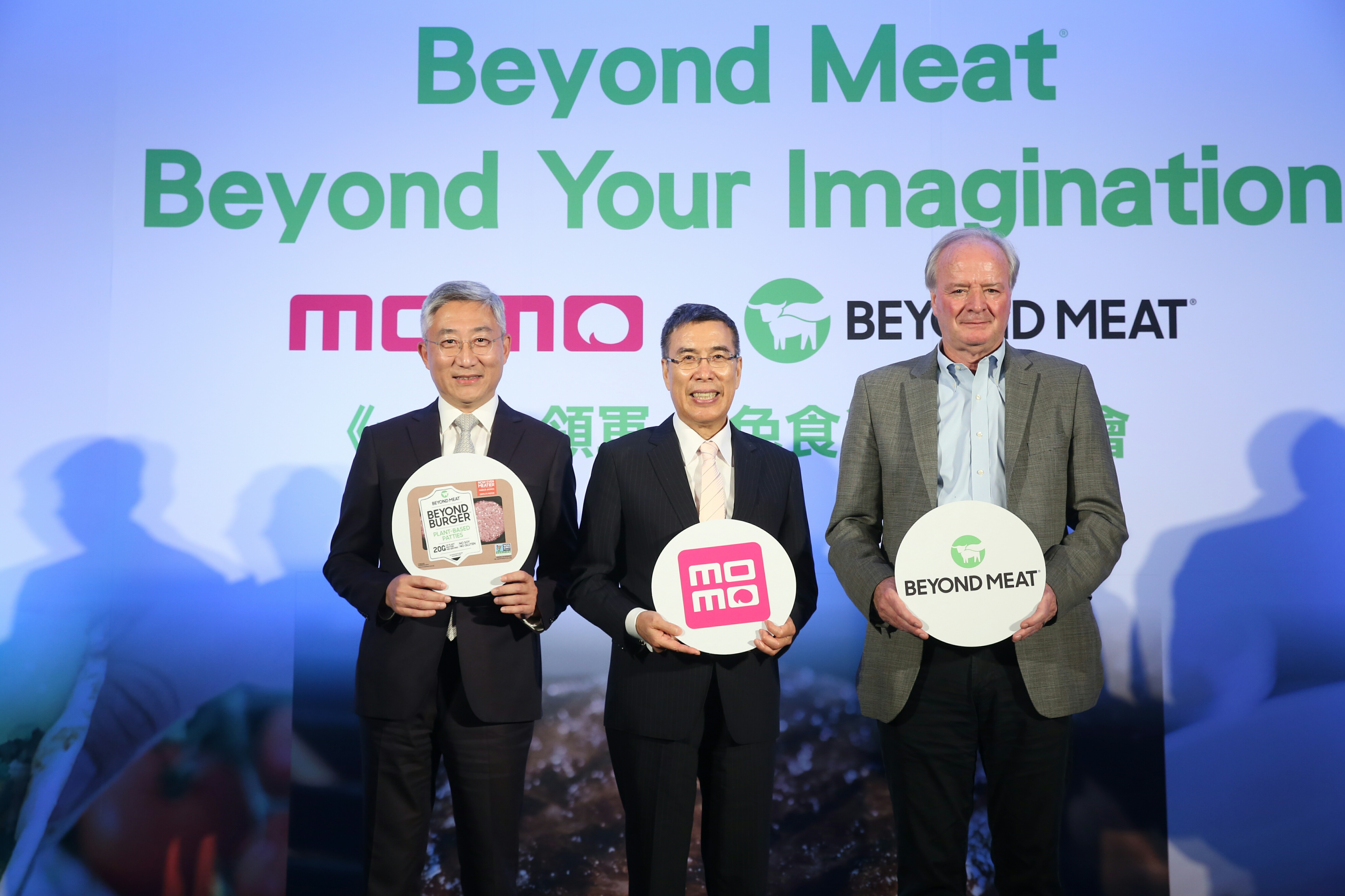 MOMO董事長林啟峰（中）透露蔡明忠夫人陳藹玲推薦Beyond Meat。