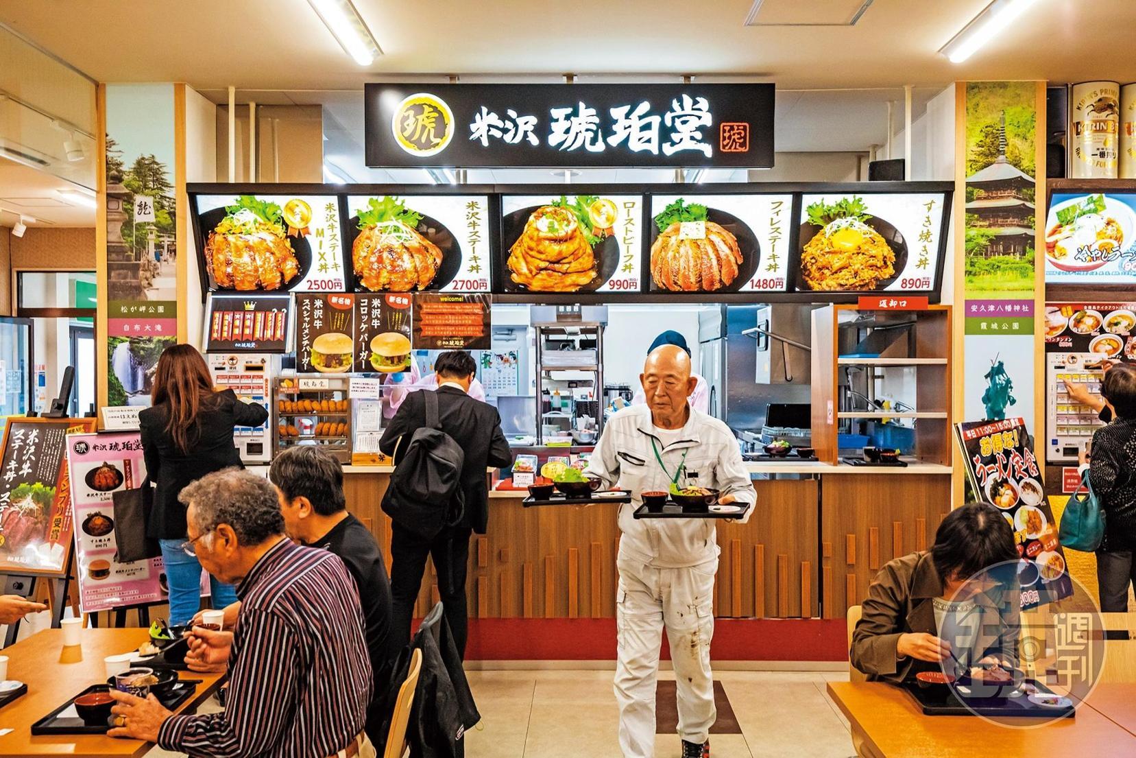 美食街裡「米澤琥珀堂」人氣旺。。