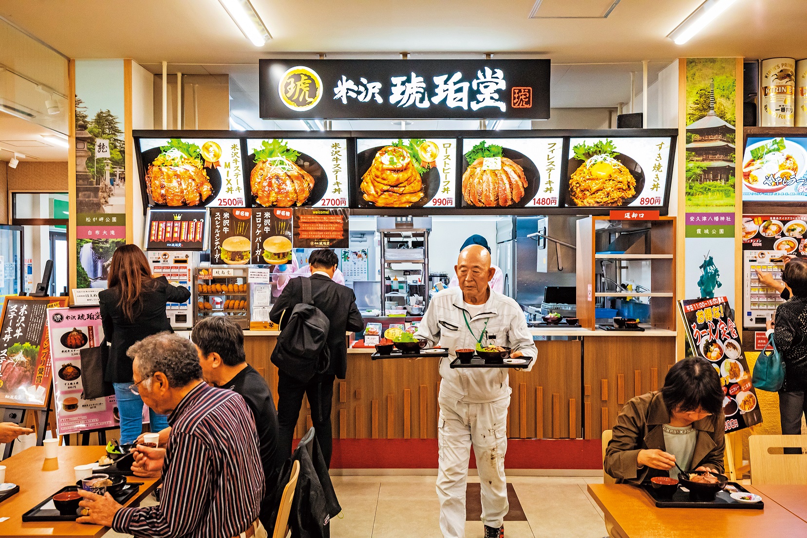 美食街裡「米澤琥珀堂」人氣旺。。