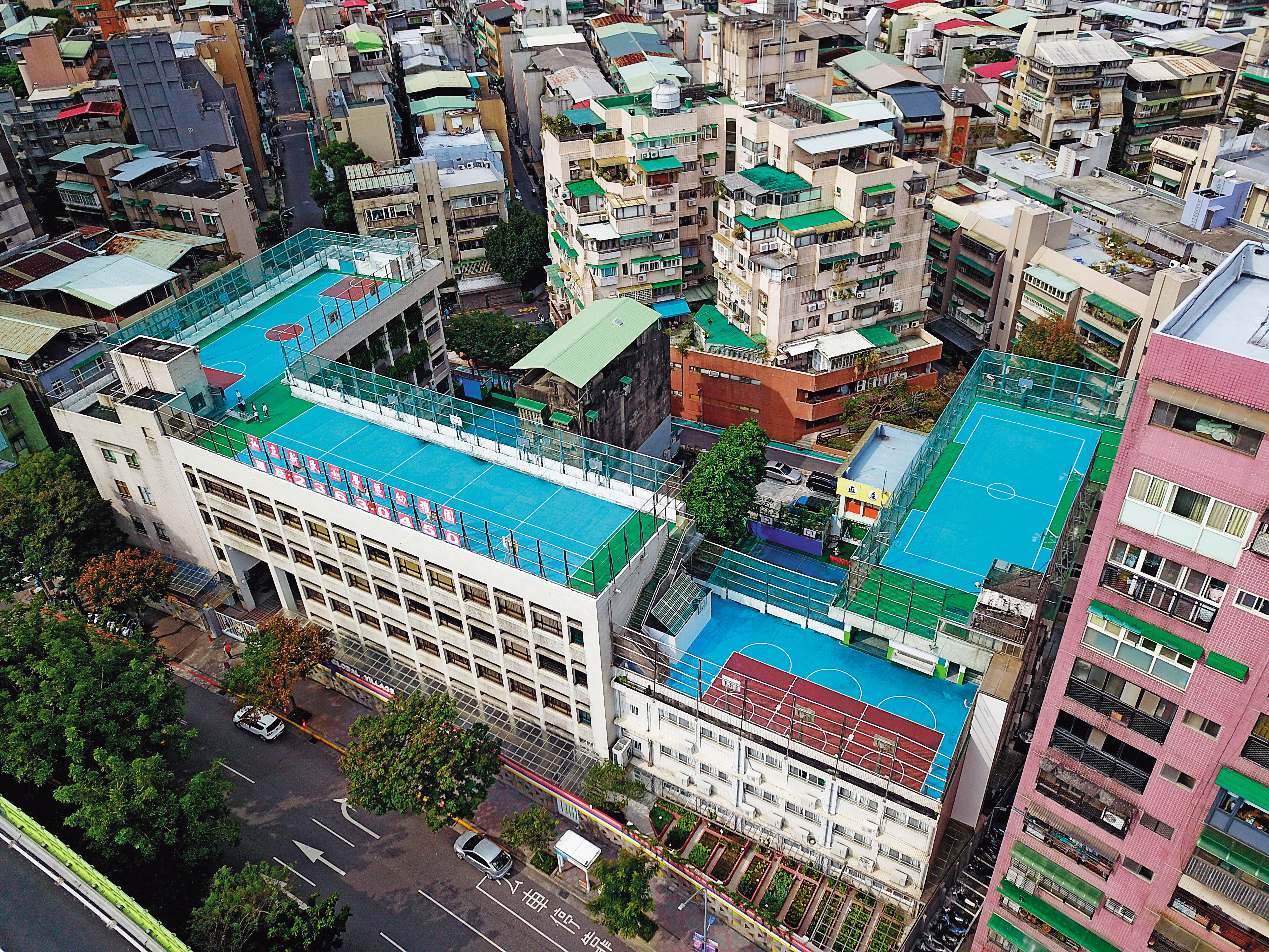 新民國小前身是新民幼稚園，鄰近捷運台電大樓站，附近都是精華住宅區段，吸引不少建商和校方洽談都更案。