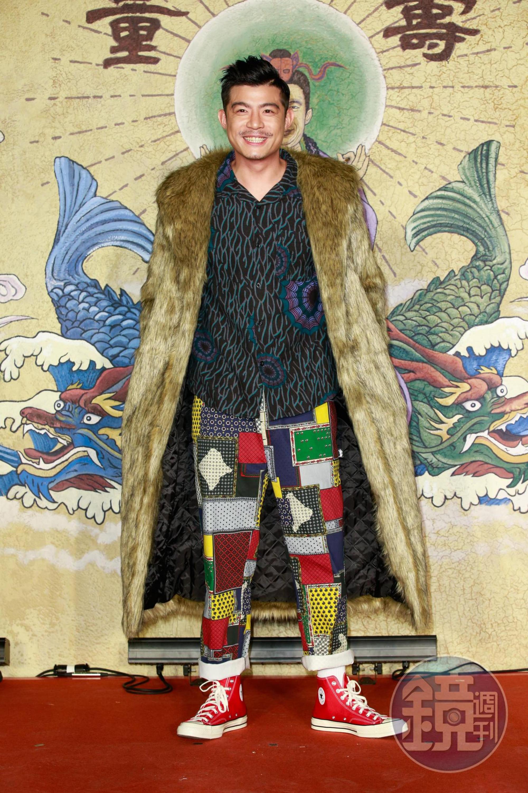 王柏傑扮演三太子，造型相當浮誇，現場熱到他頻頻擦汗。