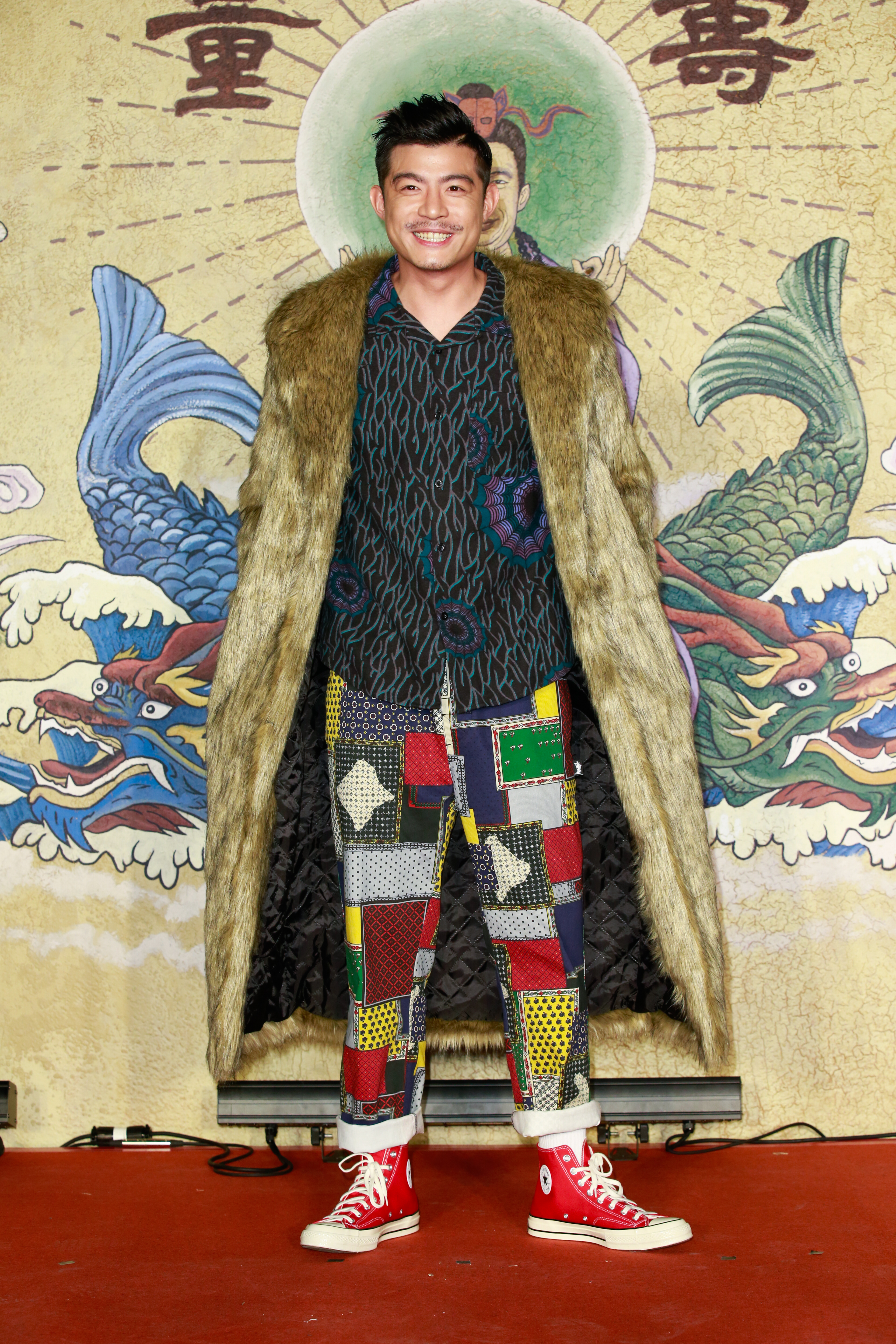 王柏傑扮演三太子，造型相當浮誇，現場熱到他頻頻擦汗。