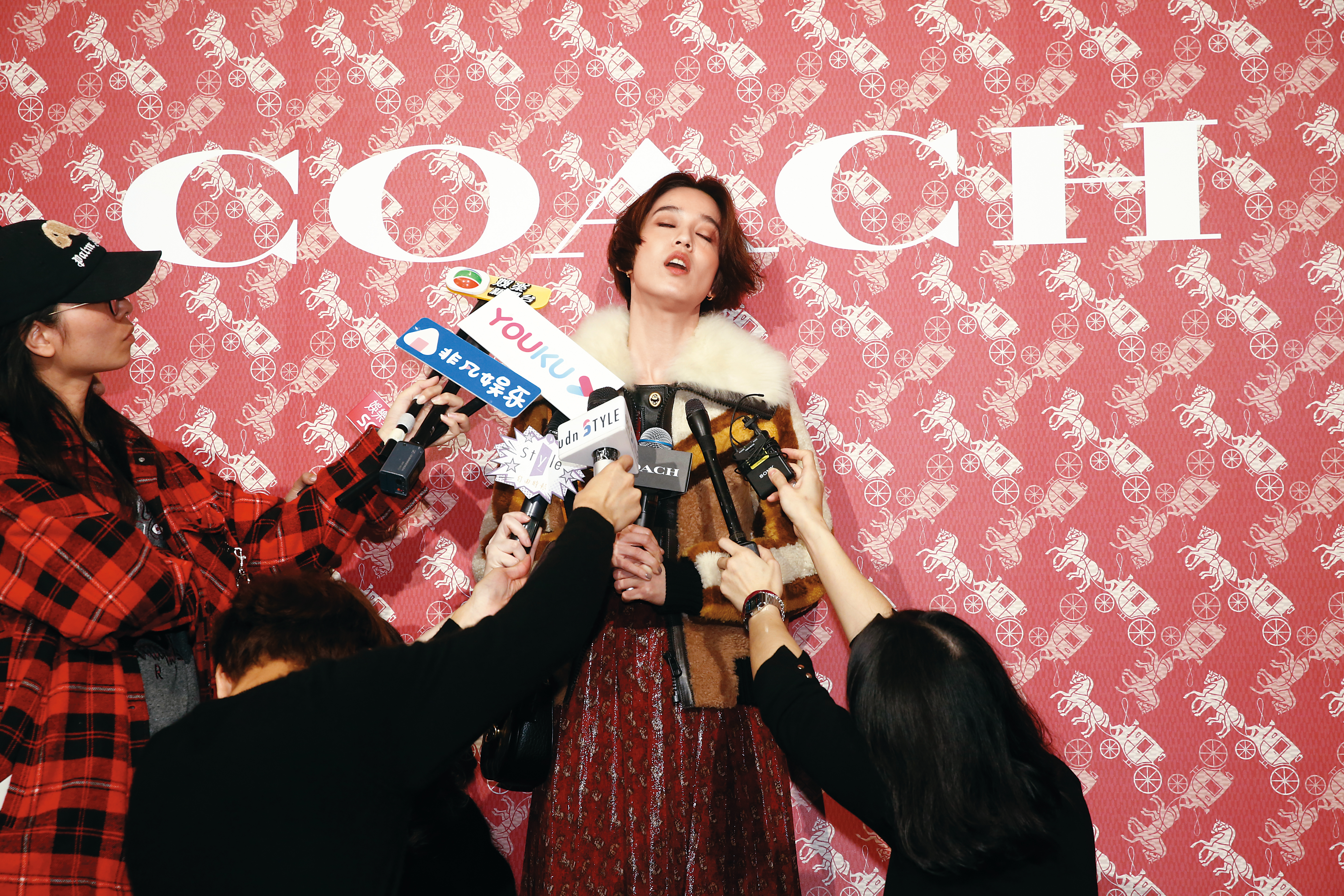 陳庭妮重拾模特兒風範，幫自己營造出不可一世的氣場。