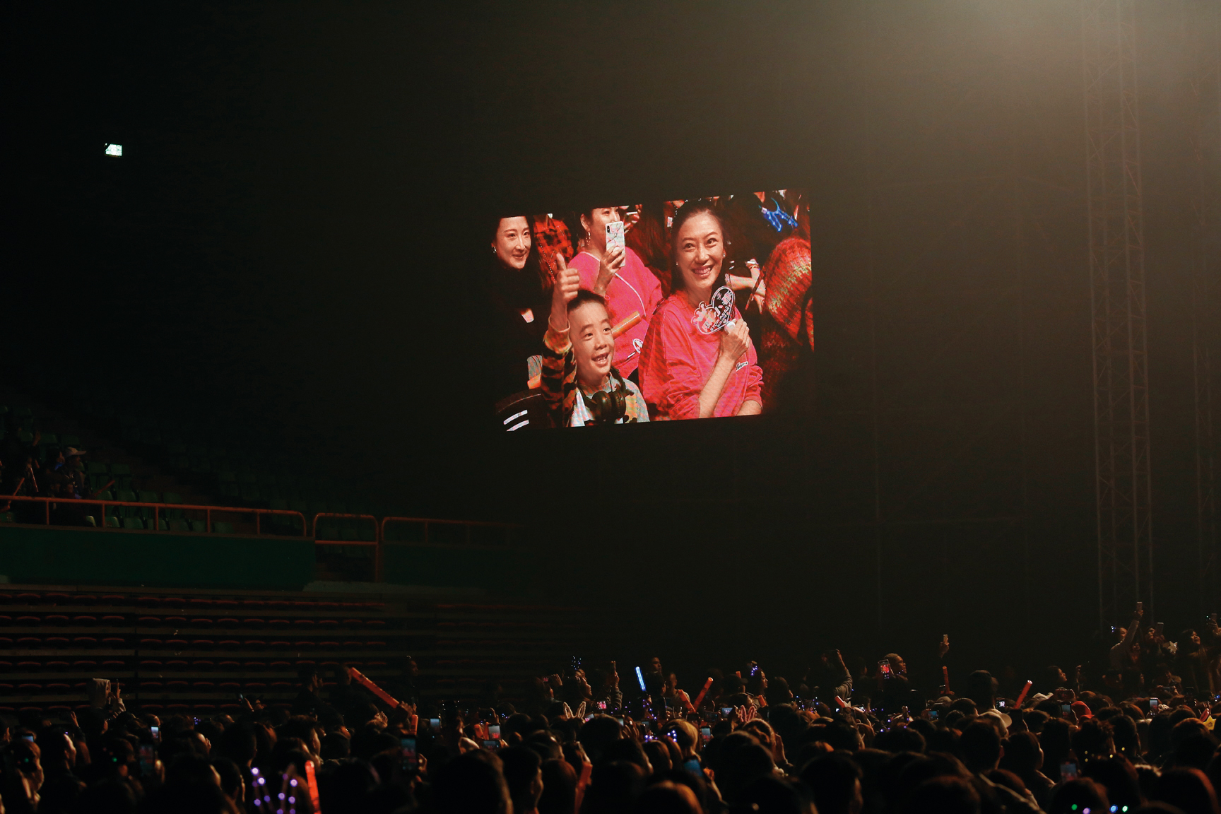 陳小春在外頭一片噓聲當中開唱，他自爆家裡將會有第2個小朋友，Jasper就要當哥哥了。