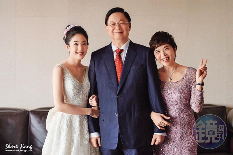 3年前,楊文虎夫妻為愛女楊宇晨在寒舍艾美酒店舉辦豪奢婚禮,夫妻與新娘子開心合照,如今卻爆發潤寅百億詐貸案,相當諷刺。(翻攝自網路)