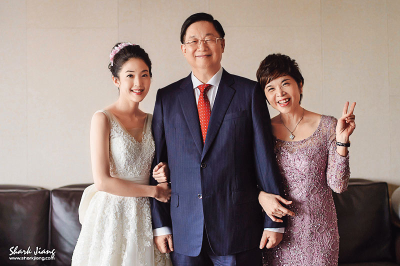 3年前，楊文虎夫妻為愛女楊宇晨在寒舍艾美酒店舉辦豪奢婚禮，夫妻與新娘子開心合照，如今卻爆發潤寅百億詐貸案，相當諷刺。（翻攝自網路）