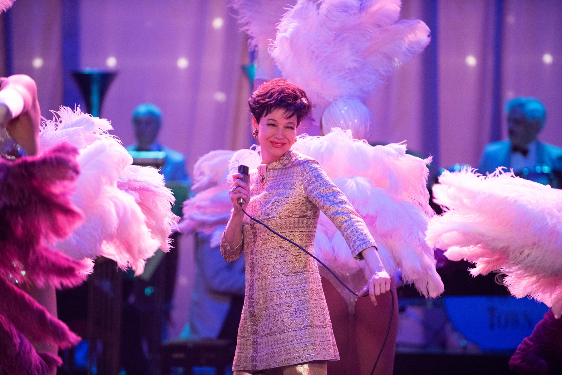 芮妮齊薇格沉寂數年，終又憑扮演傳奇巨星茱蒂嘉蘭新片《茱蒂》東山再起，強勢入圍金球影后。（采昌提供）