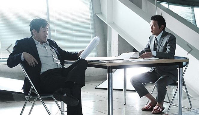 黃晸玟以《黯黑新世界》奪下青龍影帝,近日卻傳出參與該片的女演員A某與富商通姦的醜聞。(翻攝自Naver)