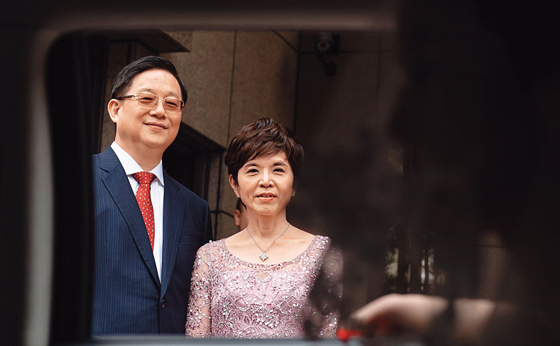 楊文虎和王音之當時淚眼嫁女，流露不捨心情，但如今卻讓女兒獨自留在台灣關在看守所中。（翻攝自網路）