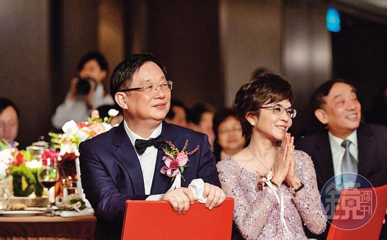 楊文虎與王音之夫妻(圖前)高調嫁出愛女,2人在婚宴上看著女兒成長點滴及成家過程仍相當不捨。(翻攝自網路)
