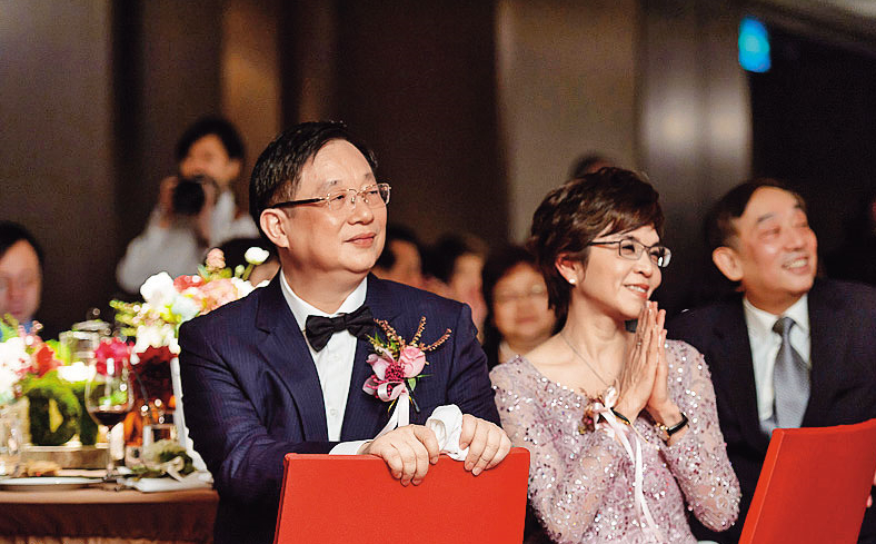楊文虎與王音之夫妻（圖前）高調嫁出愛女，2人在婚宴上看著女兒成長點滴及成家過程仍相當不捨。（翻攝自網路）
