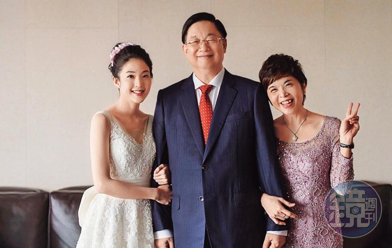 3年前,楊文虎夫妻為愛女楊宇晨在寒舍艾美酒店舉辦豪奢婚禮,夫妻與新娘子開心合照,如今卻爆發潤寅百億詐貸案,相當諷刺。(翻攝自網路)
