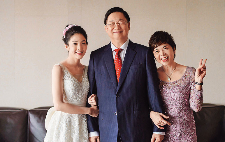 3年前，楊文虎夫妻為愛女楊宇晨在寒舍艾美酒店舉辦豪奢婚禮，夫妻與新娘子開心合照，如今卻爆發潤寅百億詐貸案，相當諷刺。（翻攝自網路）