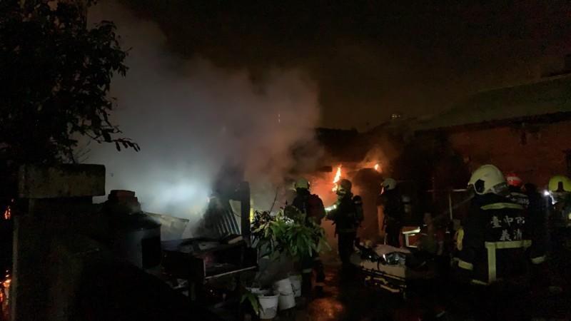 台中龍井中央路一段一處民宅今天傍晚5點多發生火警,現場火勢猛烈。(翻攝畫面)