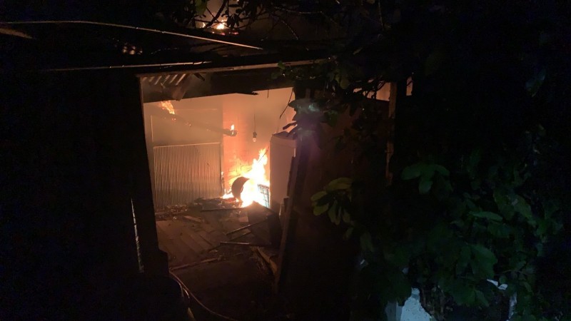 台中龍井中央路一段一處民宅今天傍晚5點多發生火警，一名婦人受困屋內，救出時無生命跡象，正與死神搏鬥。（翻攝畫面）