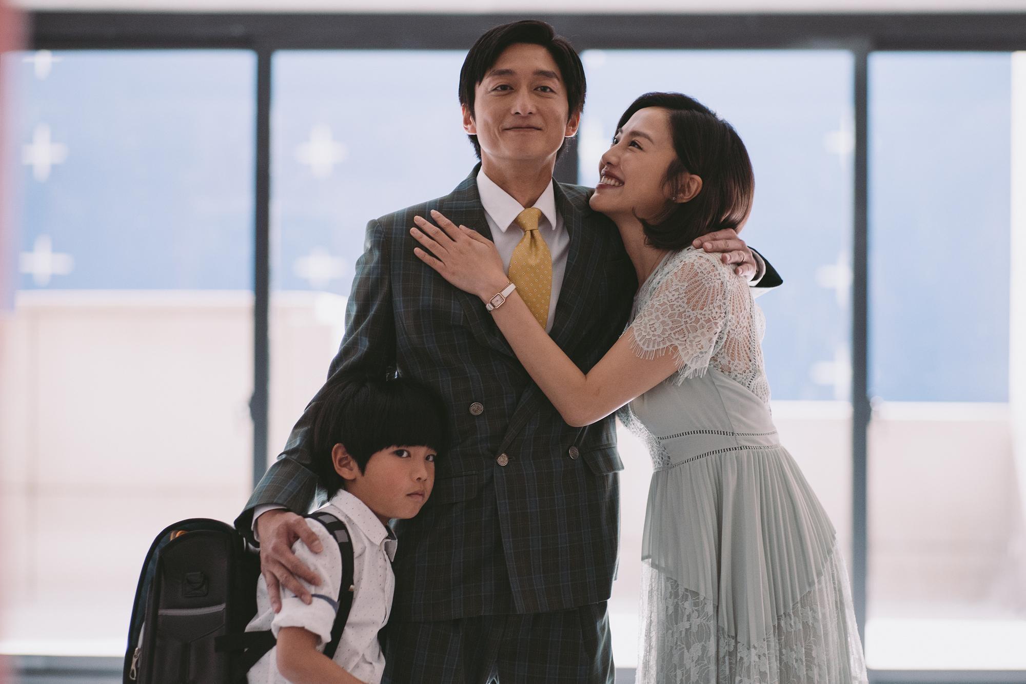 柯宇綸（左）與小8（右）在《喜從天降》飾演投機搶錢夫妻檔。（牽猴子提供）