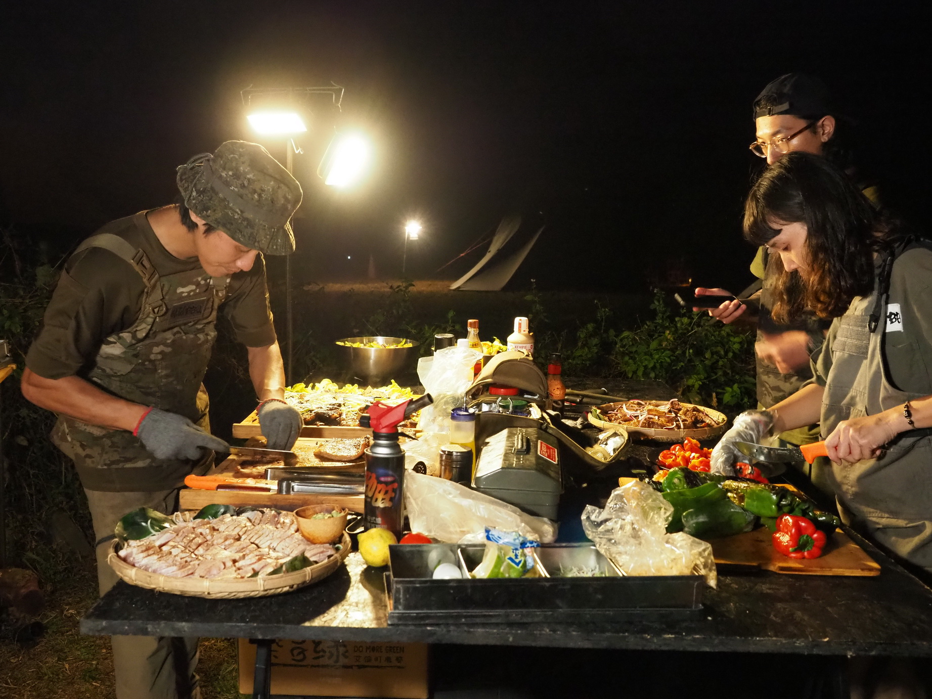 聘請戶外野炊團隊製作美味餐點。