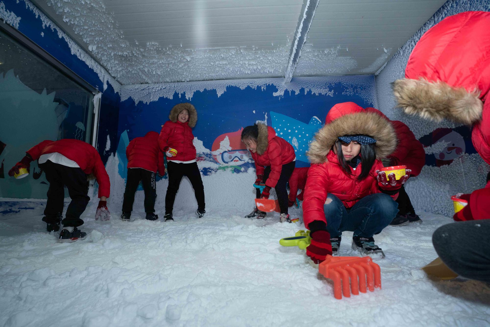南投中崎社區築夢基地的小朋友換上雪衣,在園區的冰屋開心玩耍,感受耶誕氛圍。