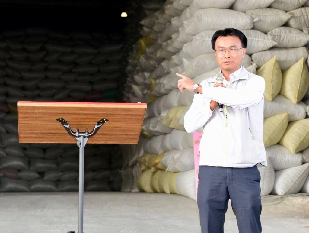 農委會主委陳吉仲為了雲林花生收購價爭議，近日勤跑雲林數度槓上雲林縣長張麗善。（翻攝蘇治芬臉書）