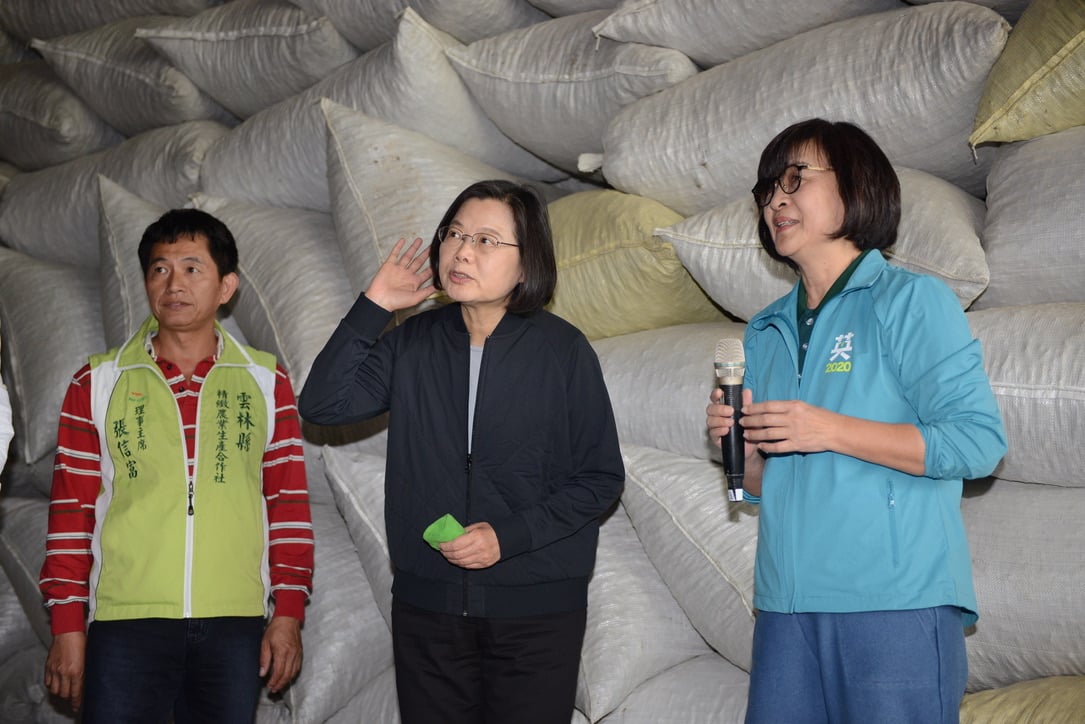 總統蔡英文（中）昨到雲林視察花生產銷狀況，拉抬黨籍立委蘇治芬（右）選情意味濃厚。（翻攝蘇治芬臉書）