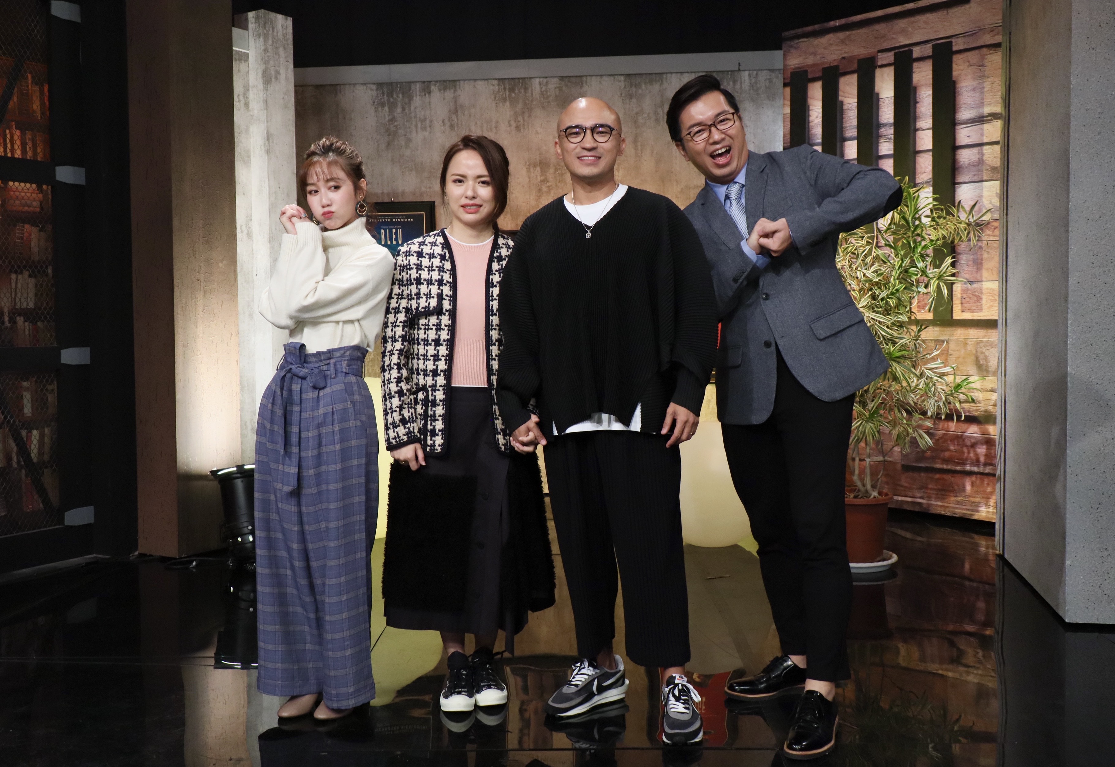 小馬倪子鈞帶著老婆小米上節目宣傳專輯。（MOMO台提供）