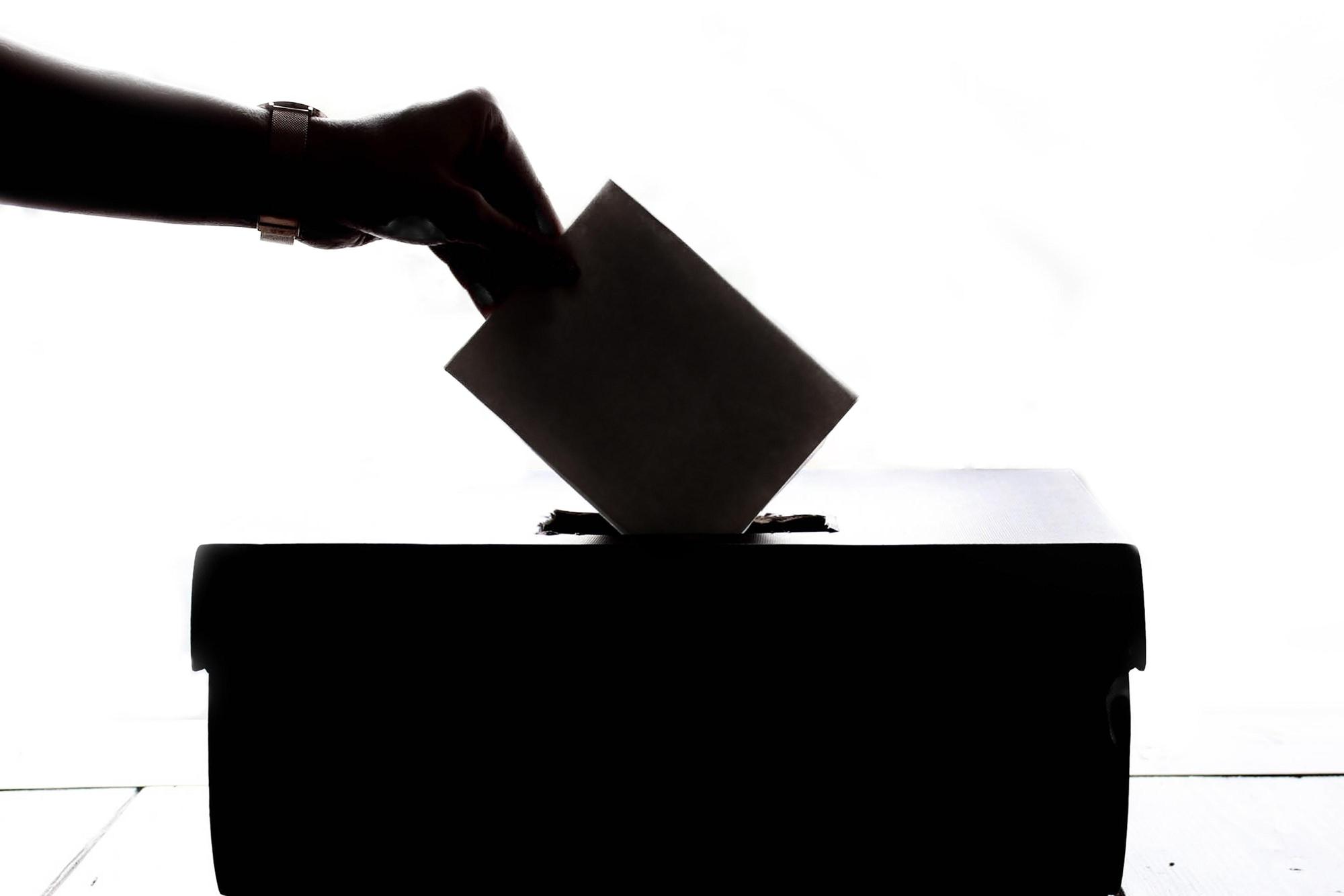 隨著即將到來的選舉，有些候選人高喊「民調都是假的」。民調有沒有可能是假的呢？這集從歸納推理來談推論時需要注意的幾個面向！