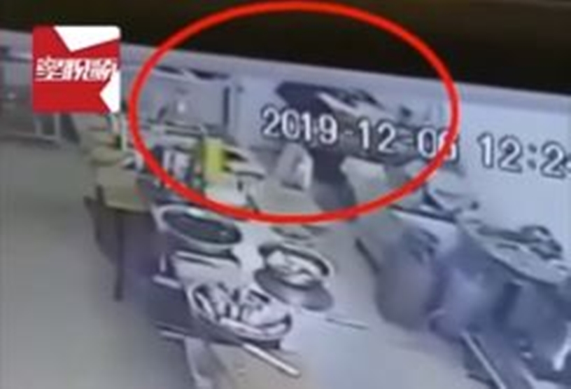 女員工因製麵機操作不慎，長髮遭機械捲入，不幸身亡。（翻攝自星視頻微博）