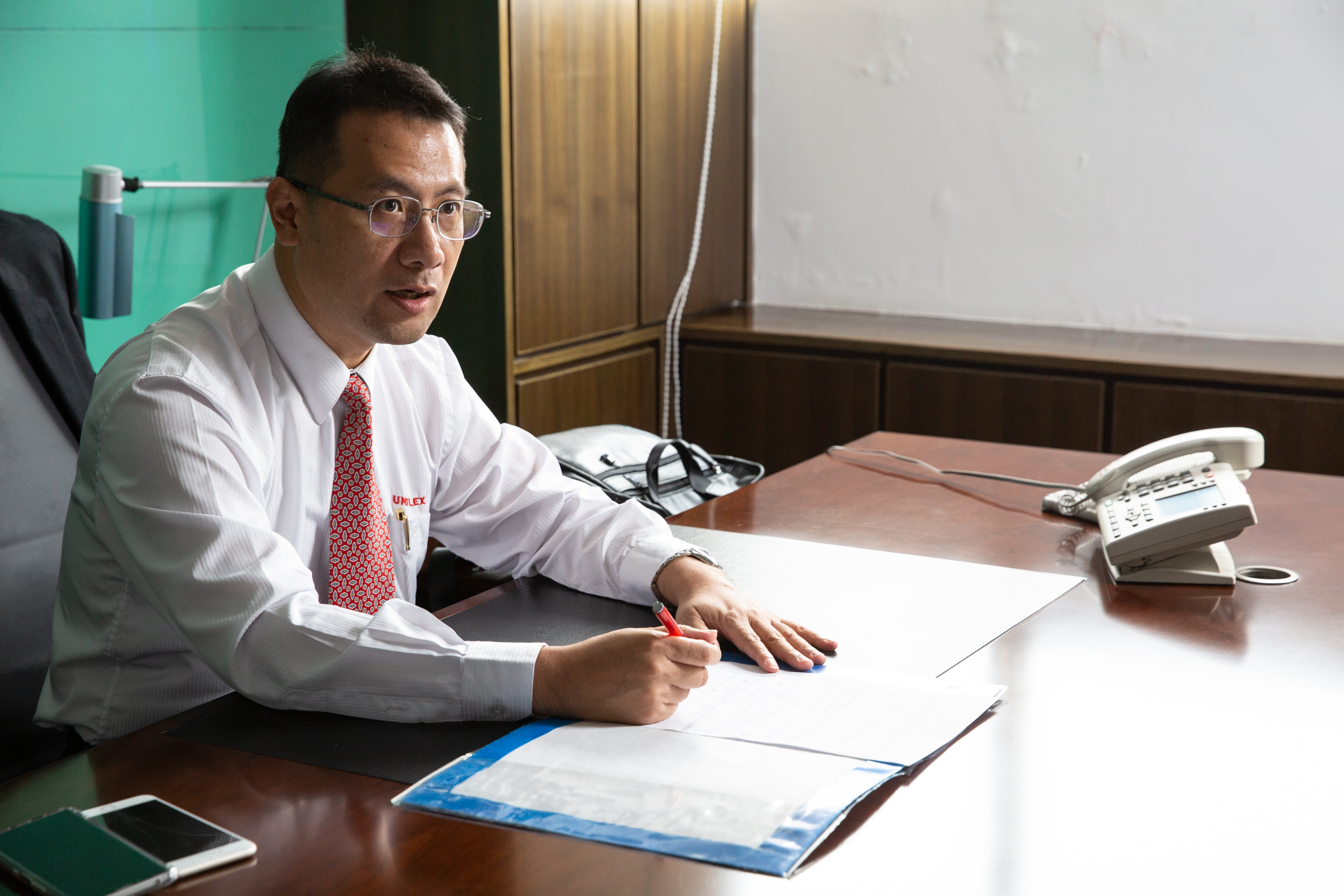 學財務管理出身的曾山一堅信事在人為，緊盯公事上的每一個小細節。