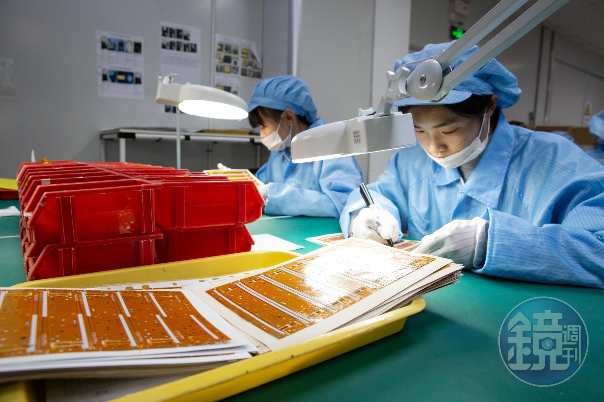 線路解析品質與穩定度是軟板的決勝關鍵，圖為出廠前的成品檢驗。
