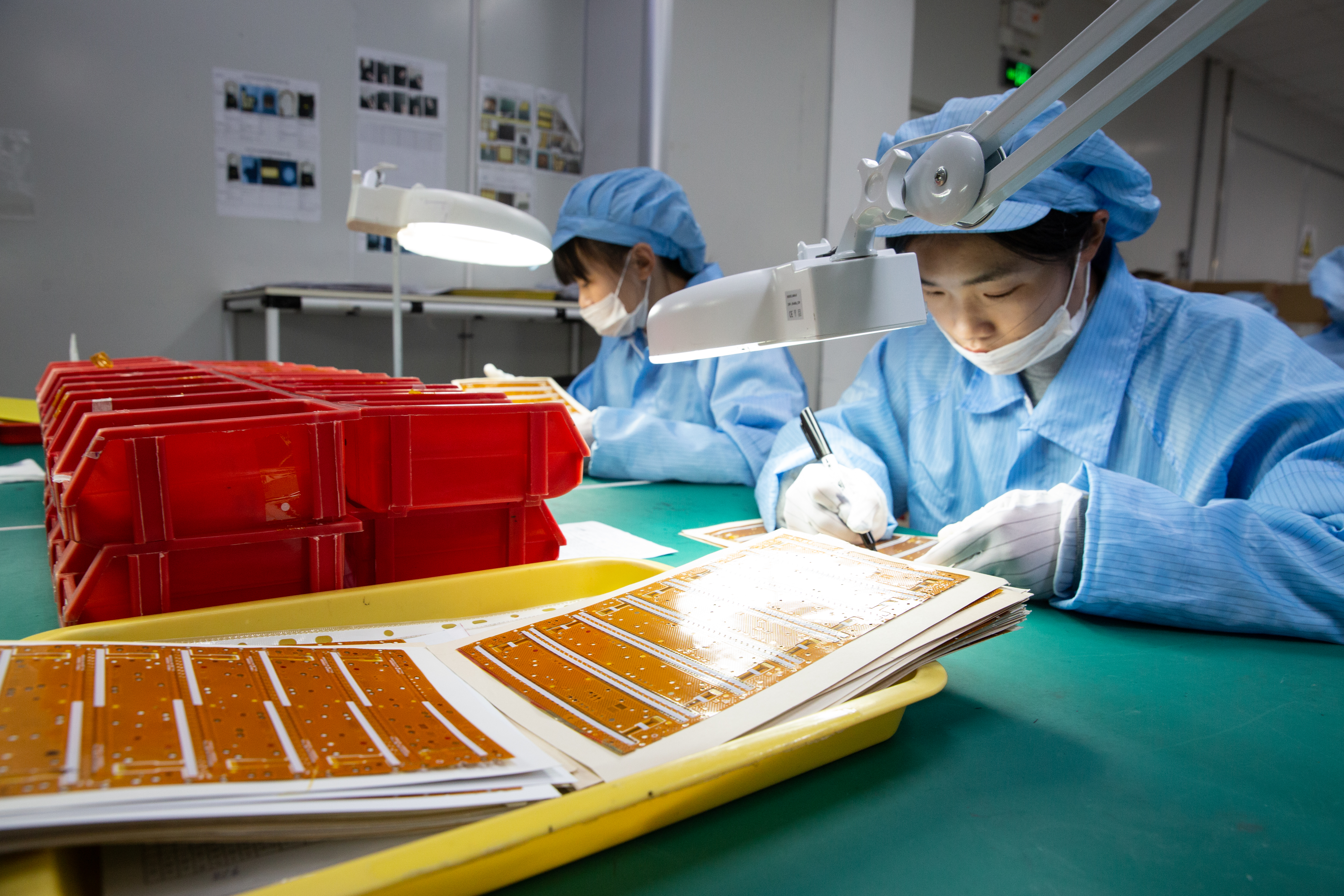 線路解析品質與穩定度是軟板的決勝關鍵，圖為出廠前的成品檢驗。