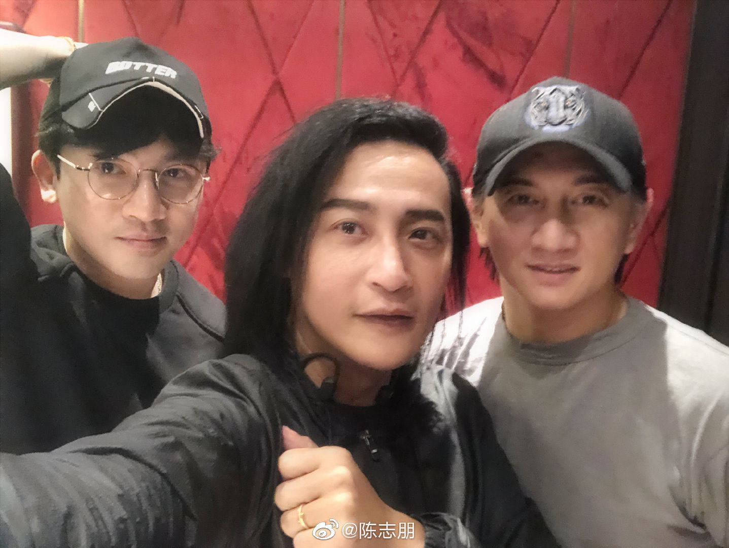 陳志朋在微博上傳小虎隊合照，似乎是暗示歌迷，三人將合體開唱。（翻攝自陳志朋微博）