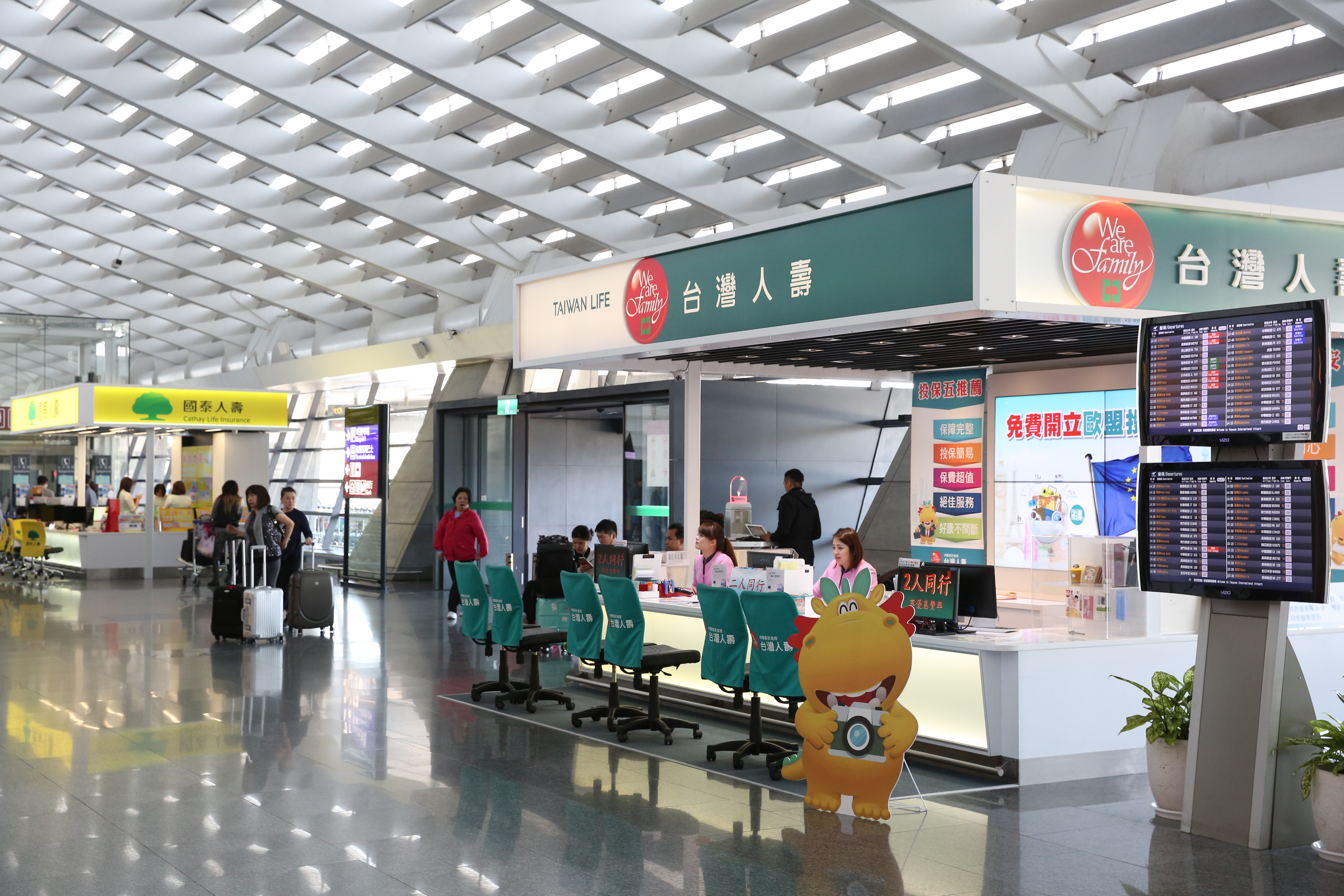 幾乎每月都要坐飛機的唐從聖，每到機場一定會再加保高額旅平險。