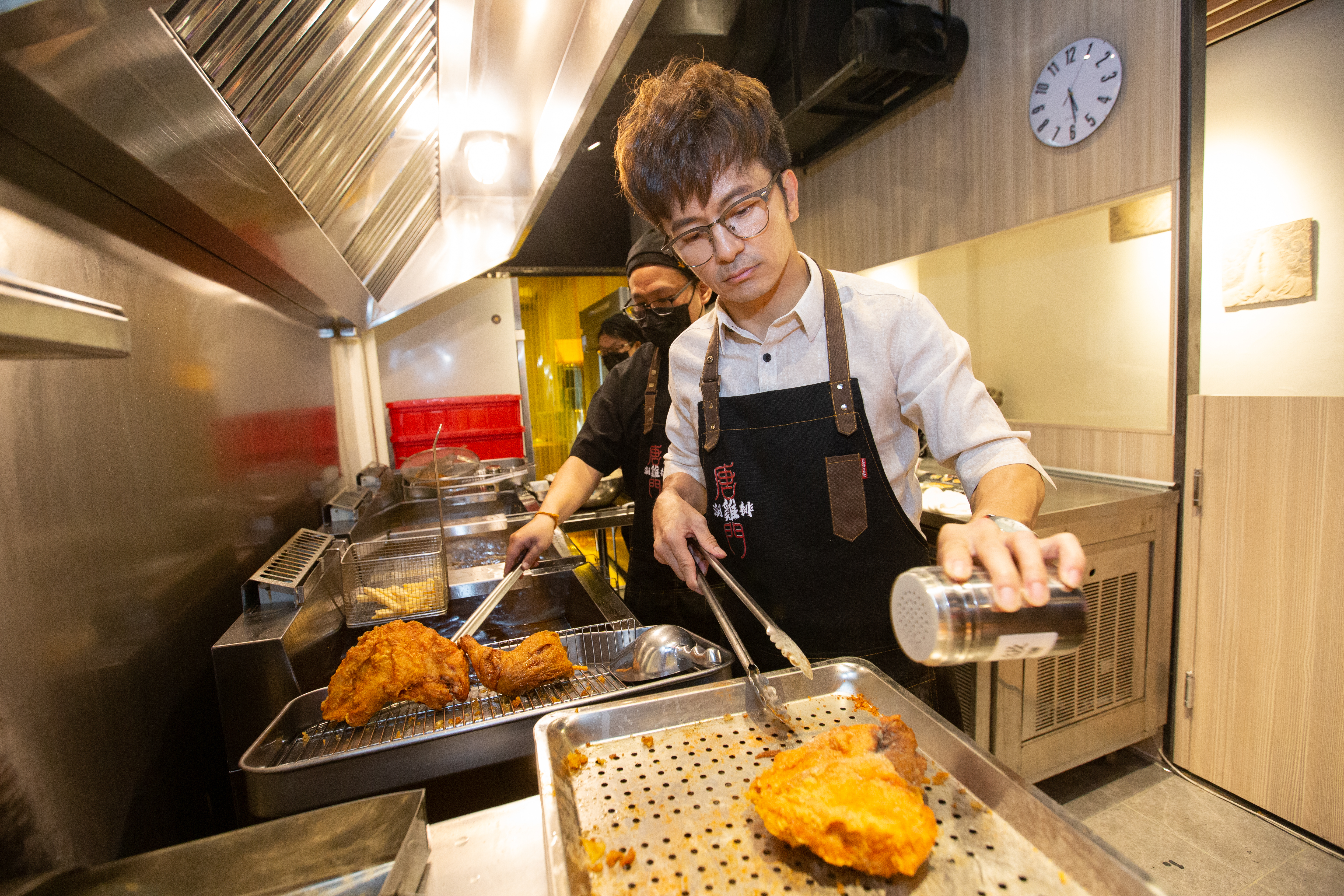 每月開銷至少60萬元的唐從聖,近來積極投資雞排副業。