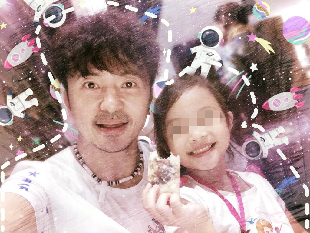 唐從聖難得曝光與小女兒合照，育有二名女兒的他，和女兒感情很好。（翻攝自唐從聖臉書）。