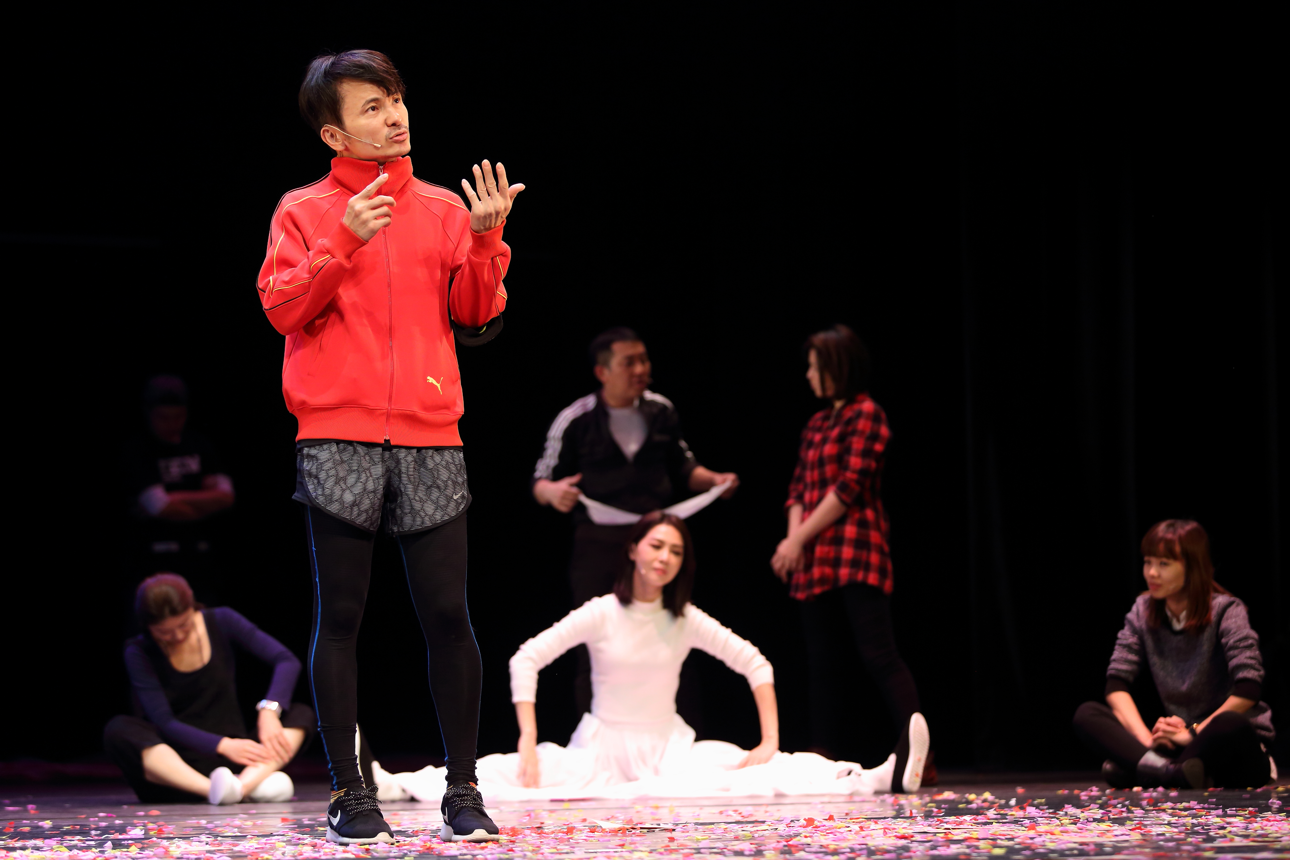 舞台劇演員出身的唐從聖，演戲、主持、配音、詞曲創作都一把罩。（表演工作坊文創提供）