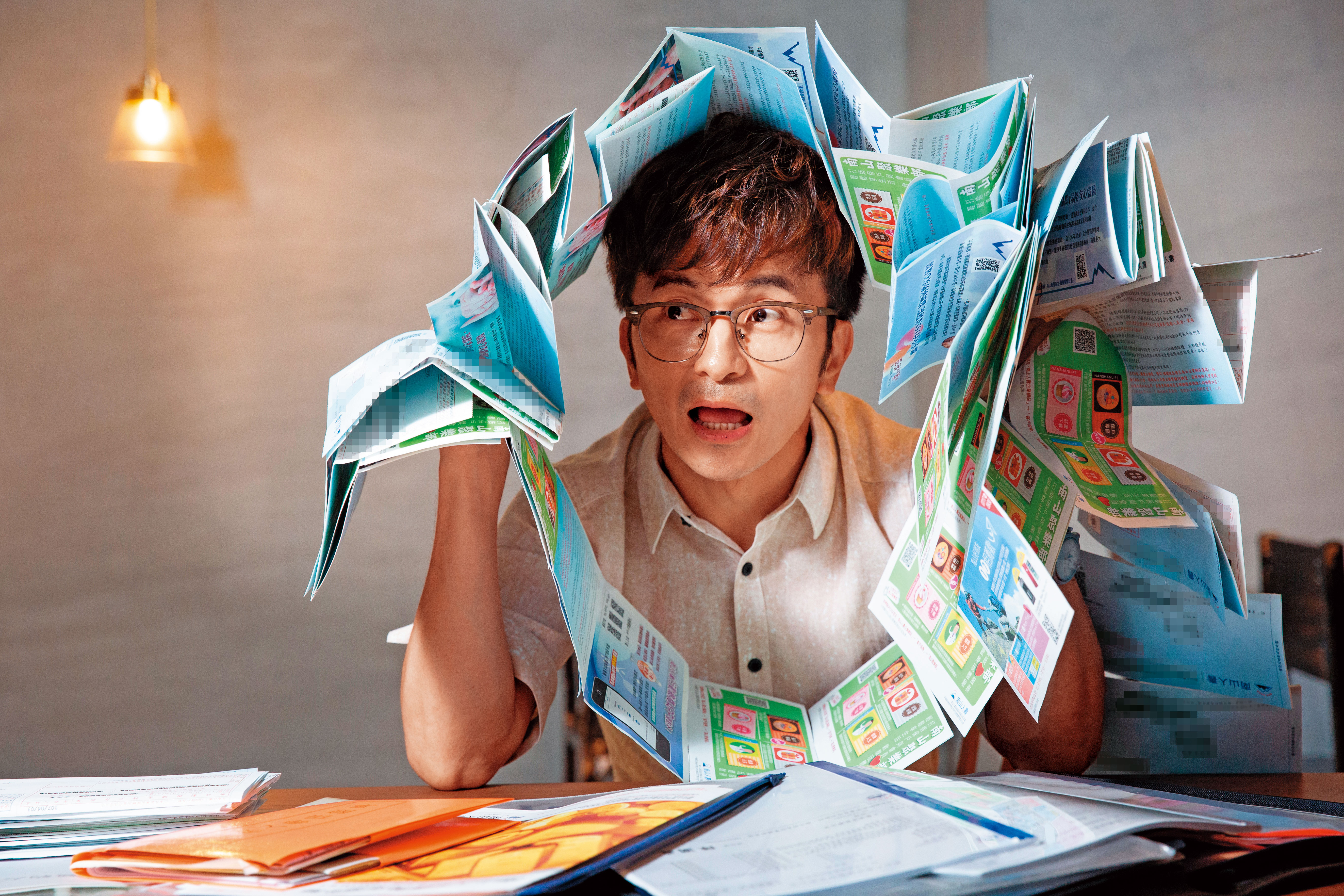 唐從聖把保單繳費通知單黏貼成串，綿延好幾公尺長，堪稱演藝圈保險大戶。