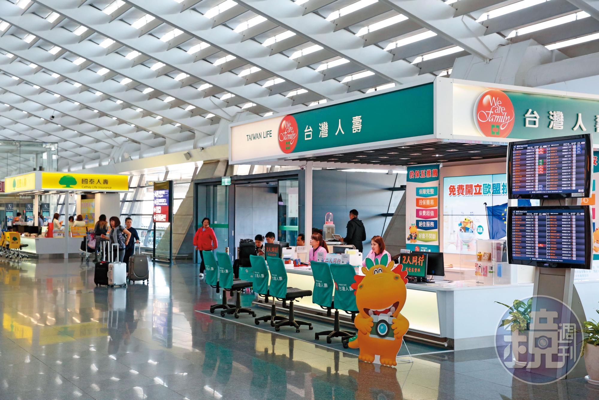 幾乎每月都要坐飛機的唐從聖，到機場一定會再加保高額旅平險。