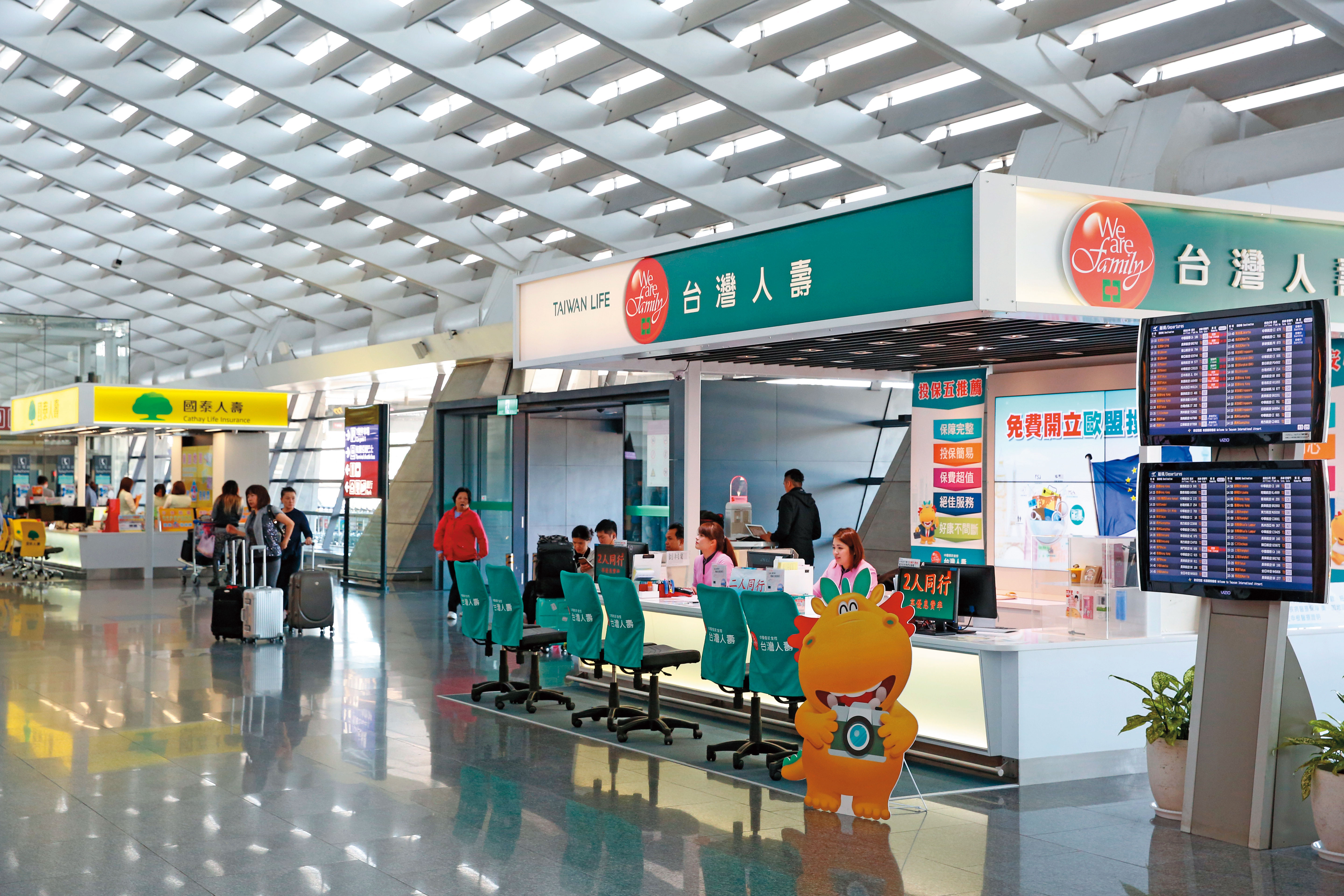 幾乎每月都要坐飛機的唐從聖,到機場一定會再加保高額旅平險。