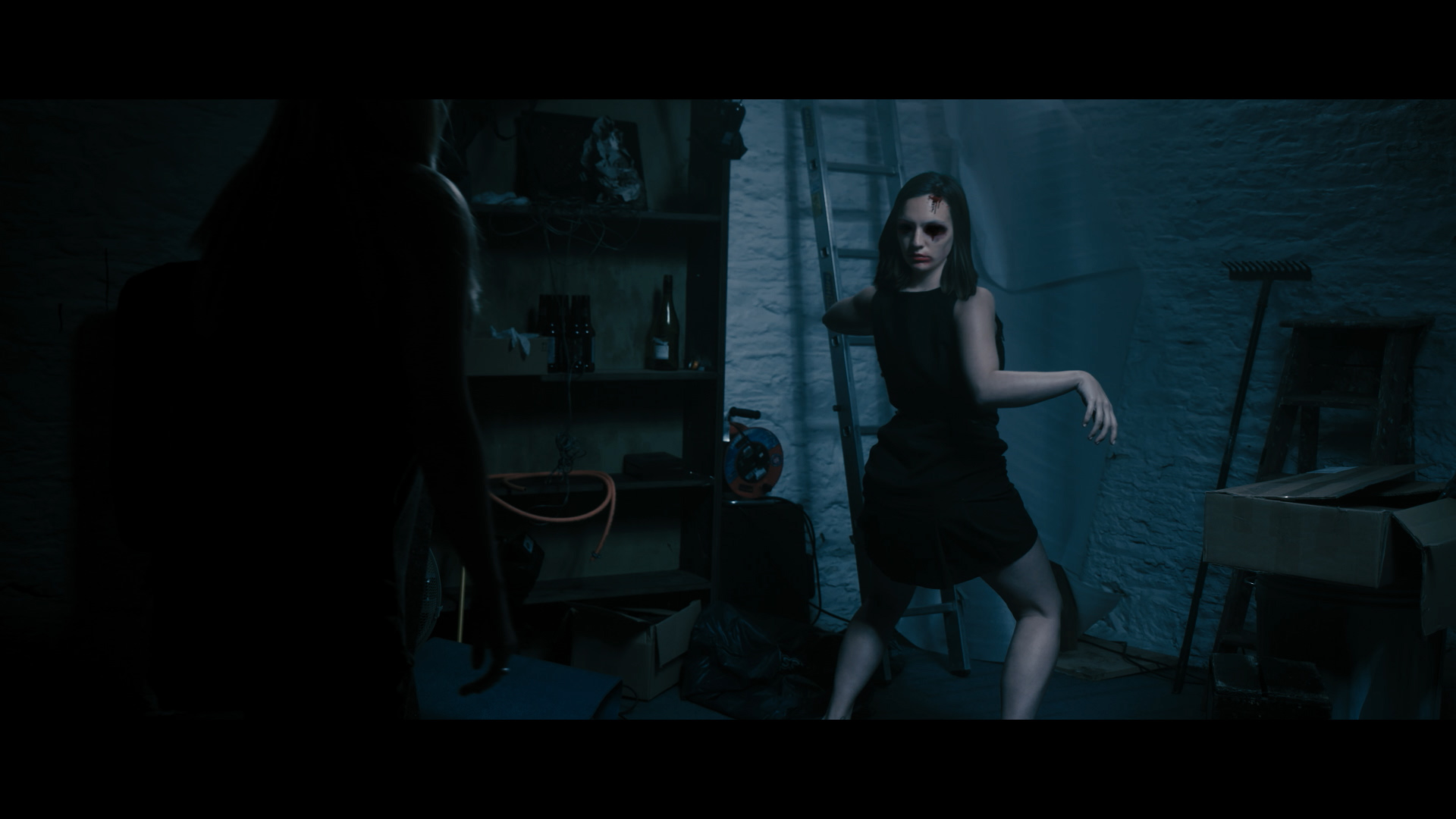 一名女子在英國荒野的屋子裡發現被詛咒的護身符，該護身符還會釋出惡魔向許願者索命。（暗光鳥電影院）