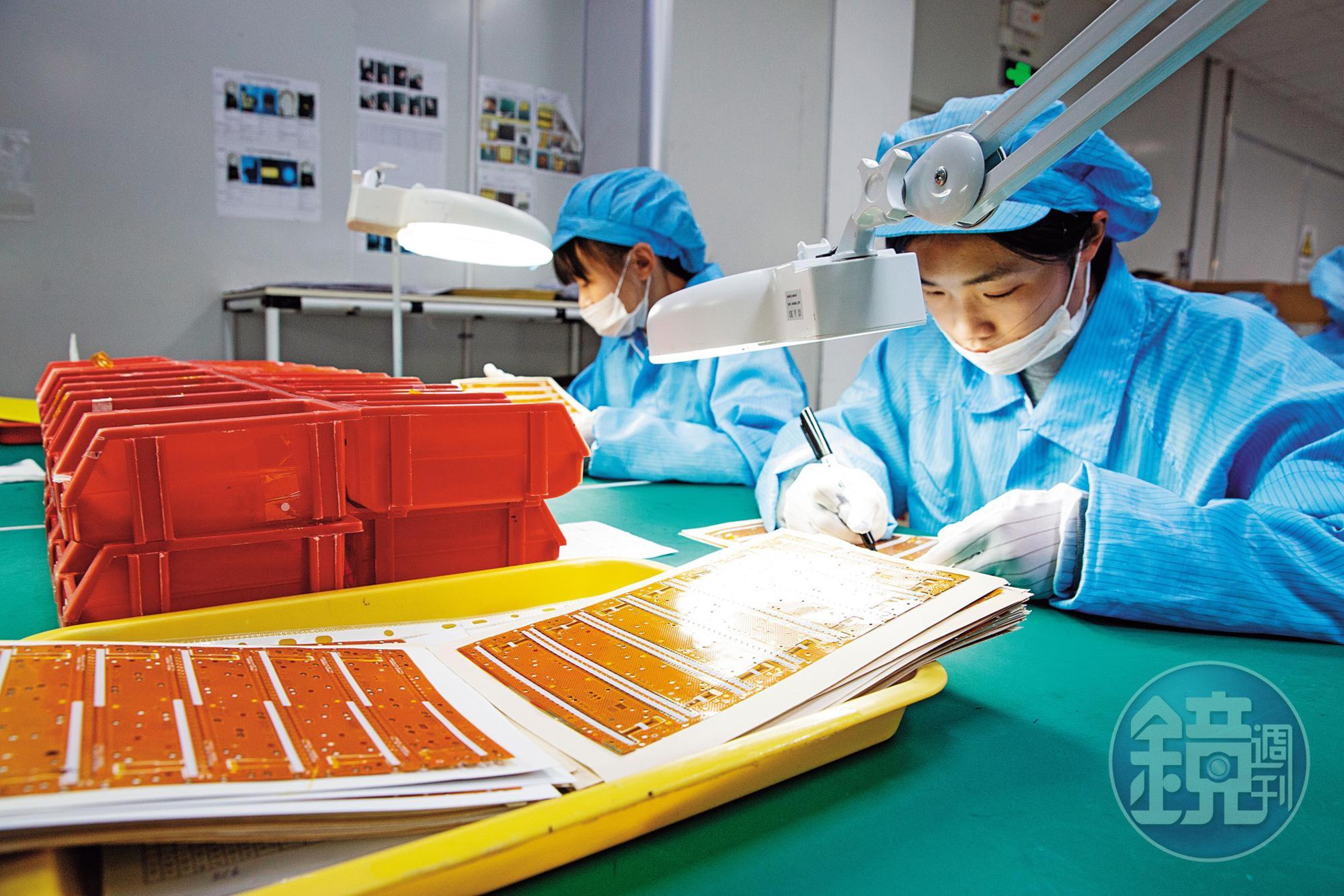 線路解析品質與穩定度是軟板的決勝關鍵,圖為出廠前的成品檢驗。