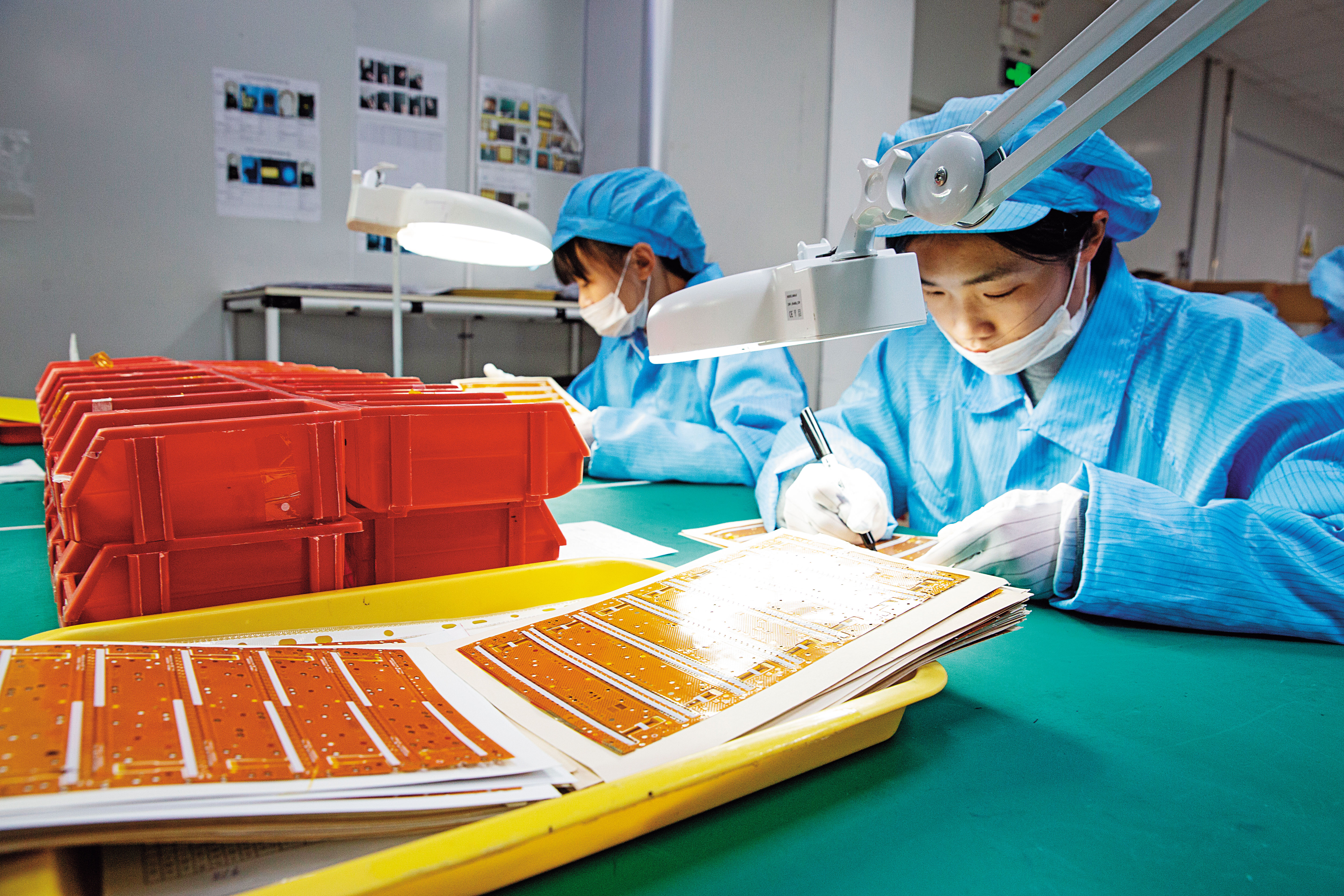 線路解析品質與穩定度是軟板的決勝關鍵,圖為出廠前的成品檢驗。
