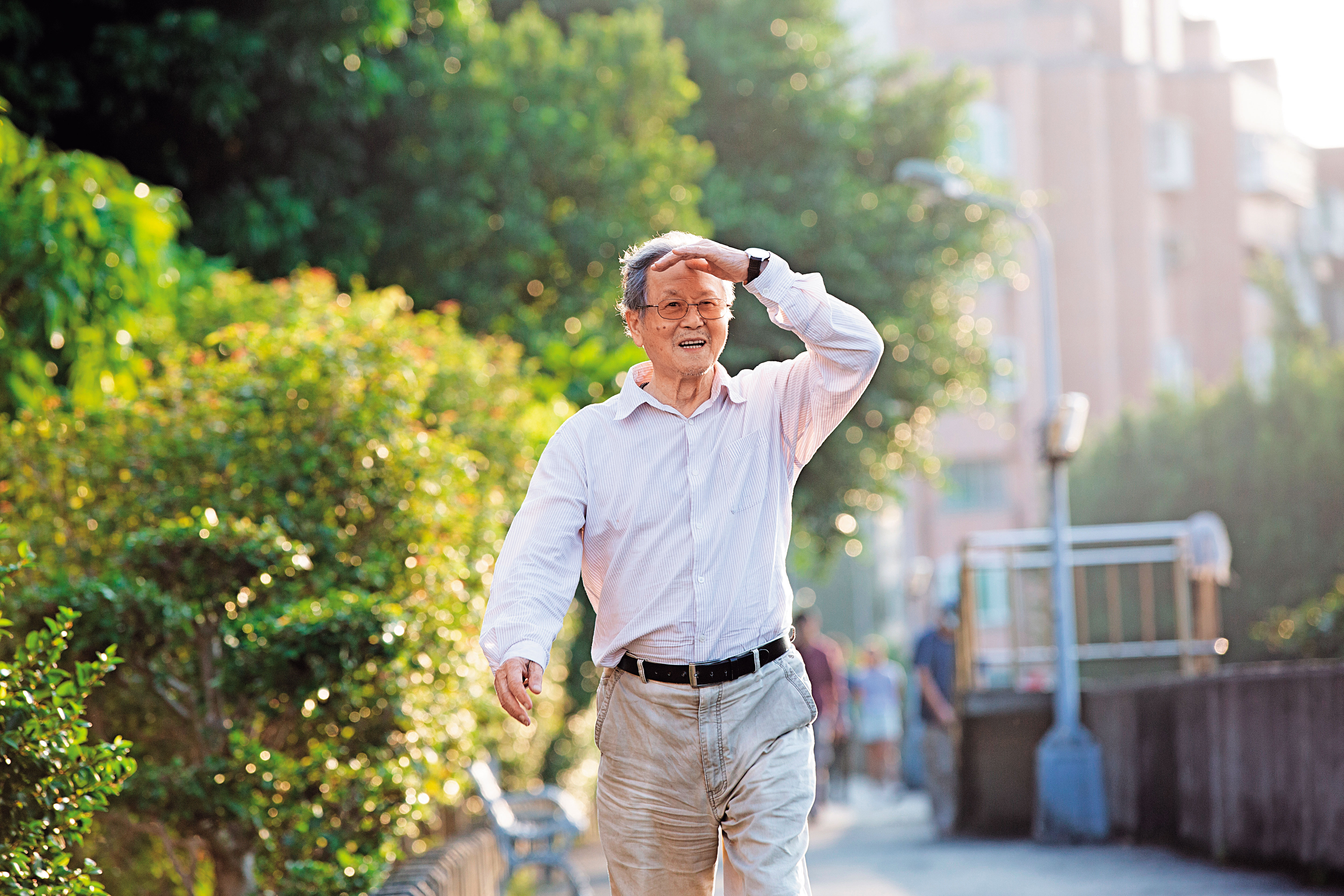 85歲的小說家黃春明與人書信往來自稱「老朽」，但他日日於河邊健走2公里，老當益壯，頗有枯木逢春的勢態。