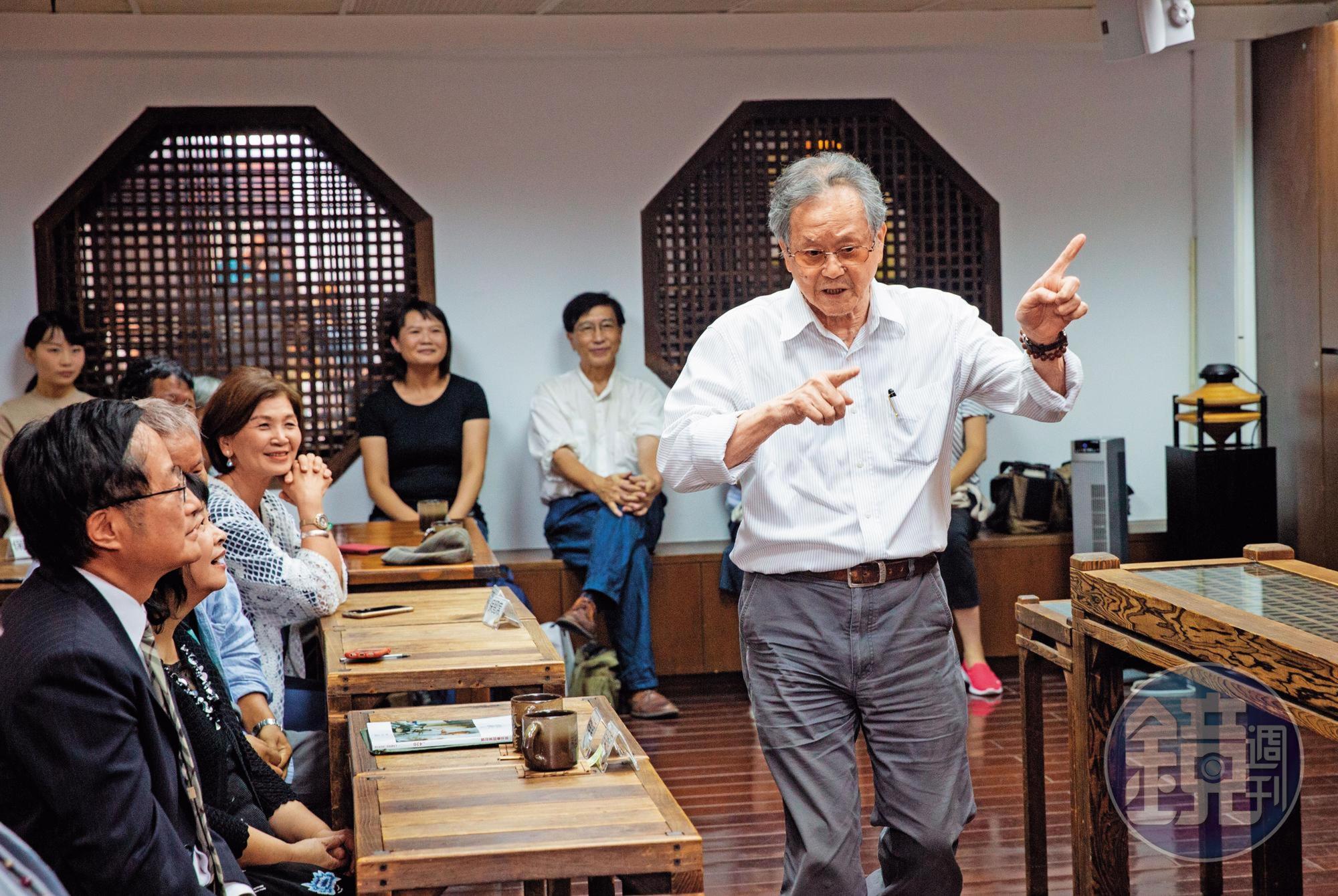 黃春明(右)演講比手畫腳擠眉弄眼,是第一等的說故事高手。
