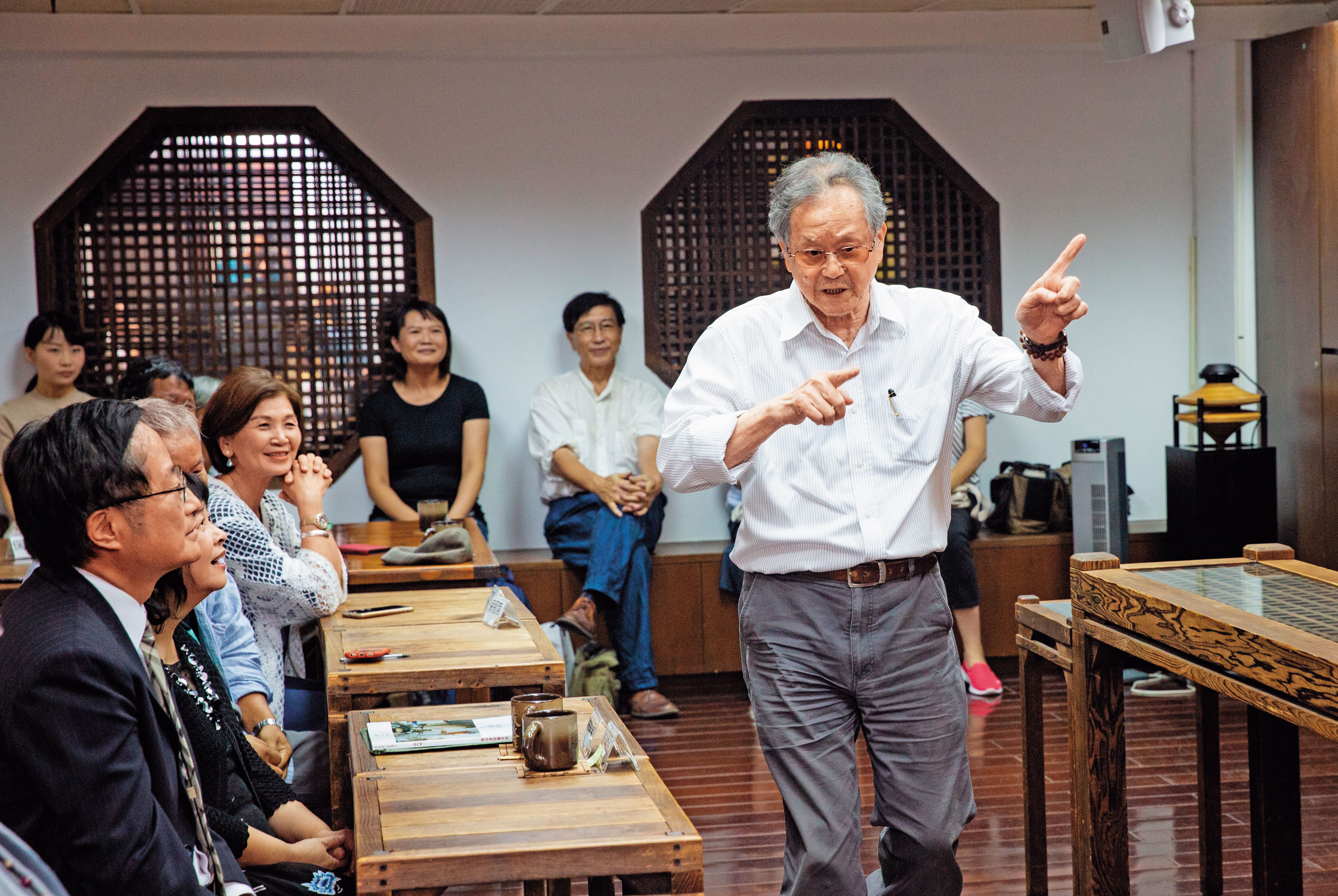 黃春明(右)演講比手畫腳擠眉弄眼,是第一等的說故事高手。