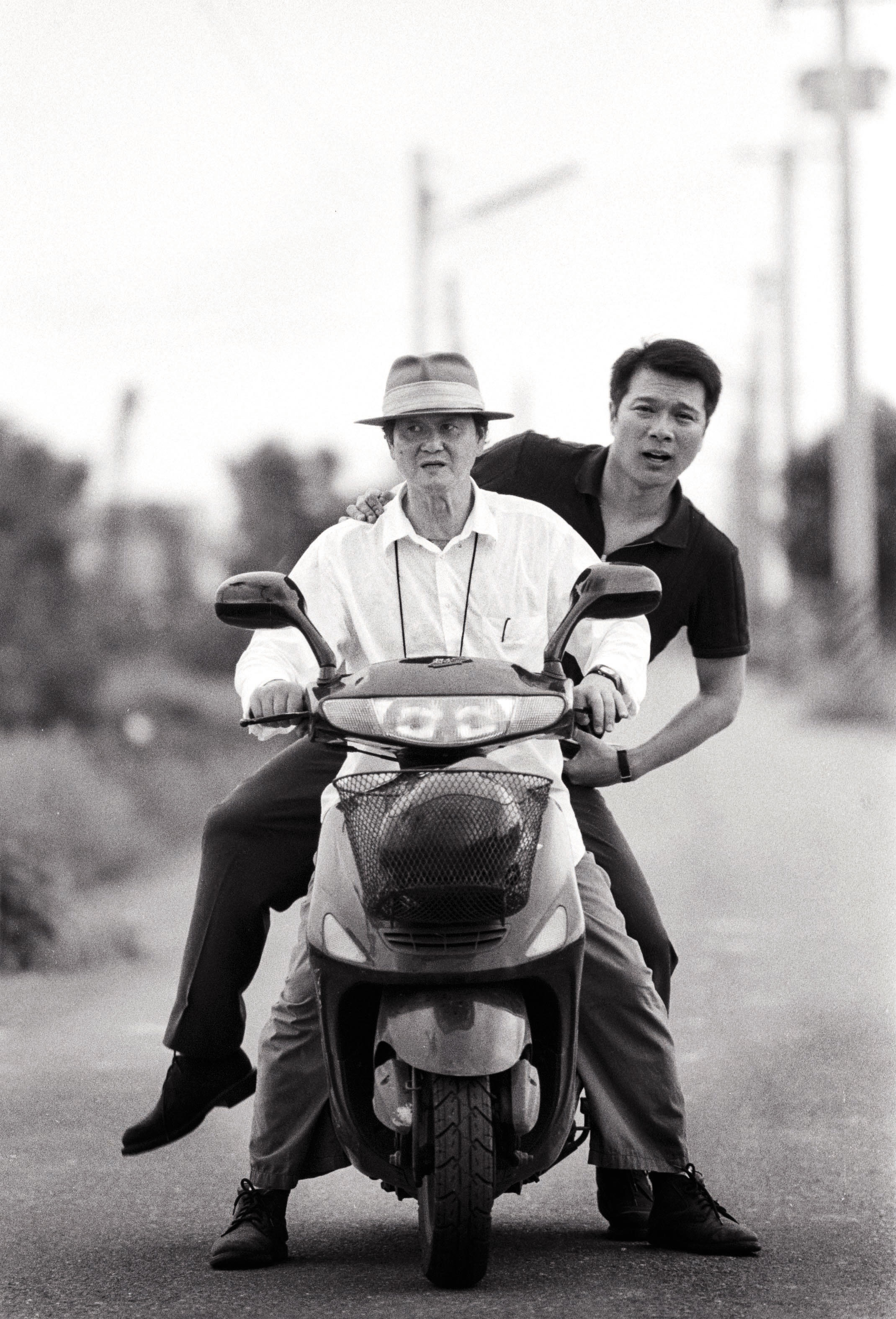 1999年，作家蔡詩萍去宜蘭採訪黃春明，2人機車雙載留下逗趣照片。（聯合文學提供）