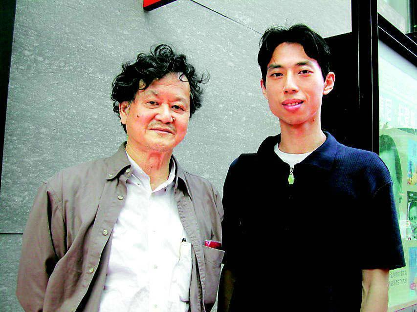 黃春明(左)次子黃國峻(右)是優秀小說家,但2003年自殺身亡,享年32歲。(聯合知識庫)