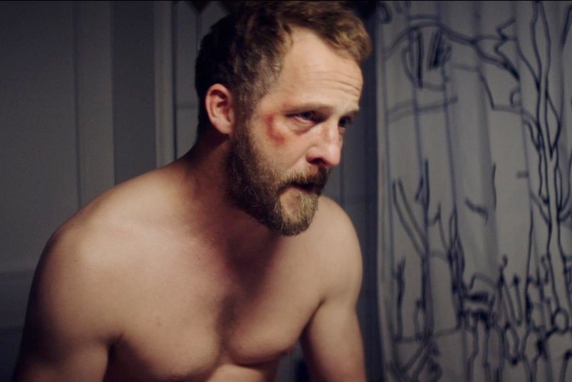 馬西米利安柏克納在新片《風暴過後》飾演目睹妻子被強暴的男老師。（海鵬提供）